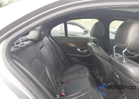 2015 Mercedes-Benz C 300 Sport 4Matic z USA, uszkodzony, nr VIN 55SWF4KB1FU022063